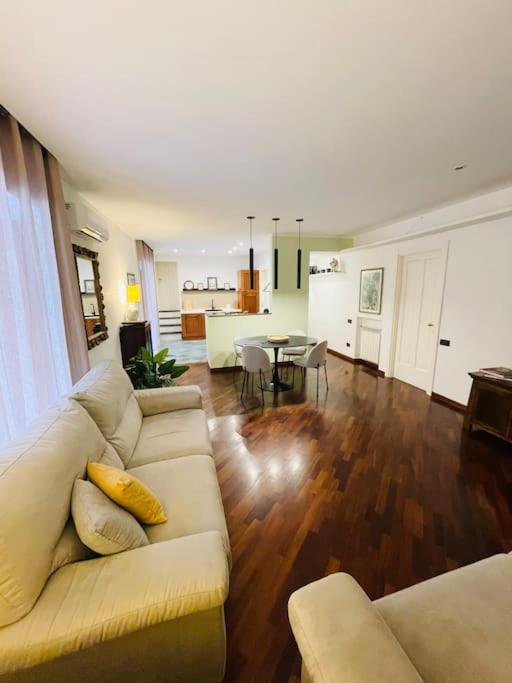 Re Gallo Luxury Apartment Plebiscito In Via Chiaia Naples Exterior photo